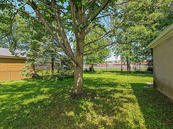 5th image of 8288 Wexford Ave