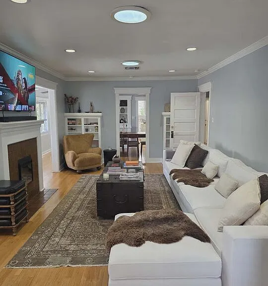 2122 N Hillhurst Ave — Photo 1