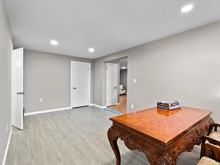 1016 E Elm St — Photo 17