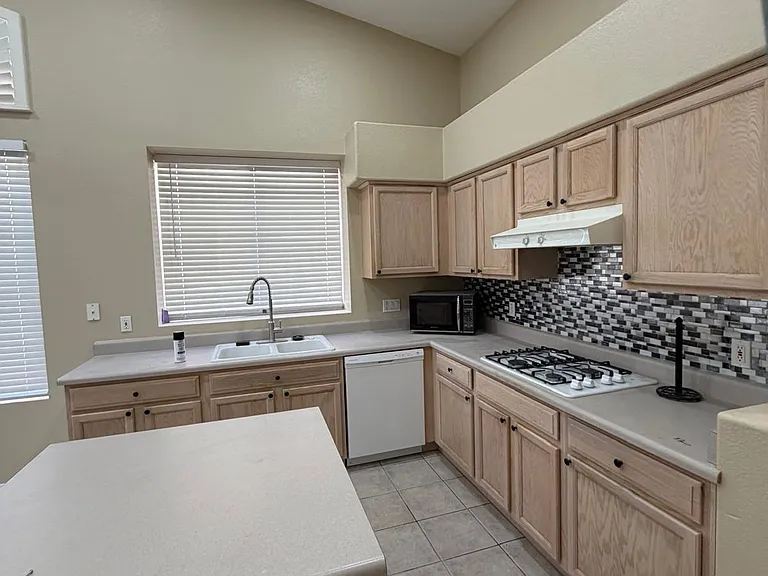5434 W Saint John Rd — Photo 8