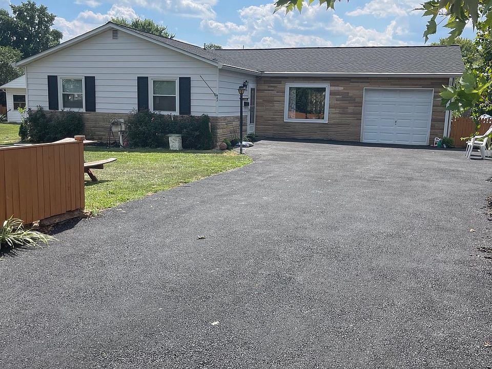 1st image of 647 N Larch Ct