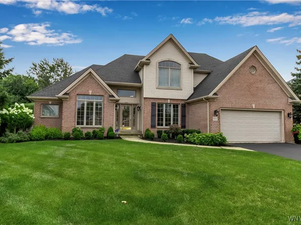 8141 Oak Leaf Ln, Williamsville, NY 14221