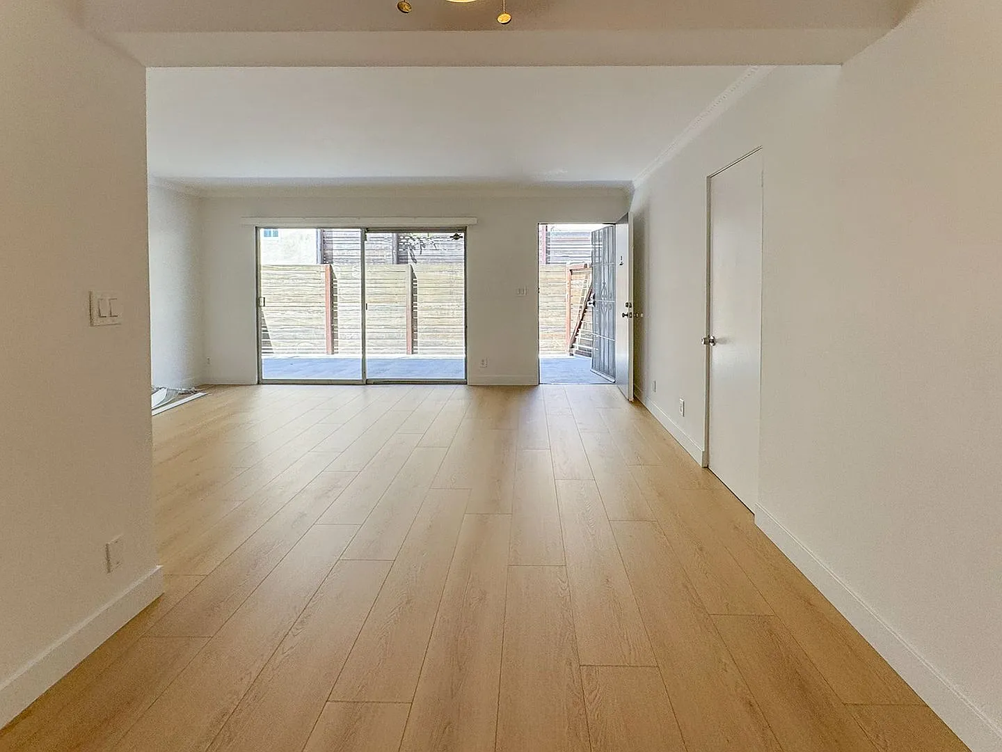 Prime Santa Monica Neighborhood | First Floor 1BD+1BA With sunny Private Patio / parking included — Photo 2
