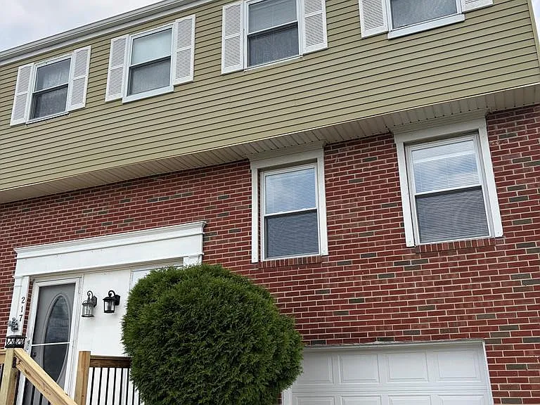 219 Marietta Dr — Photo 1