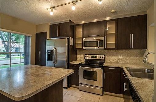 4th image of 878 Garnet Cir
