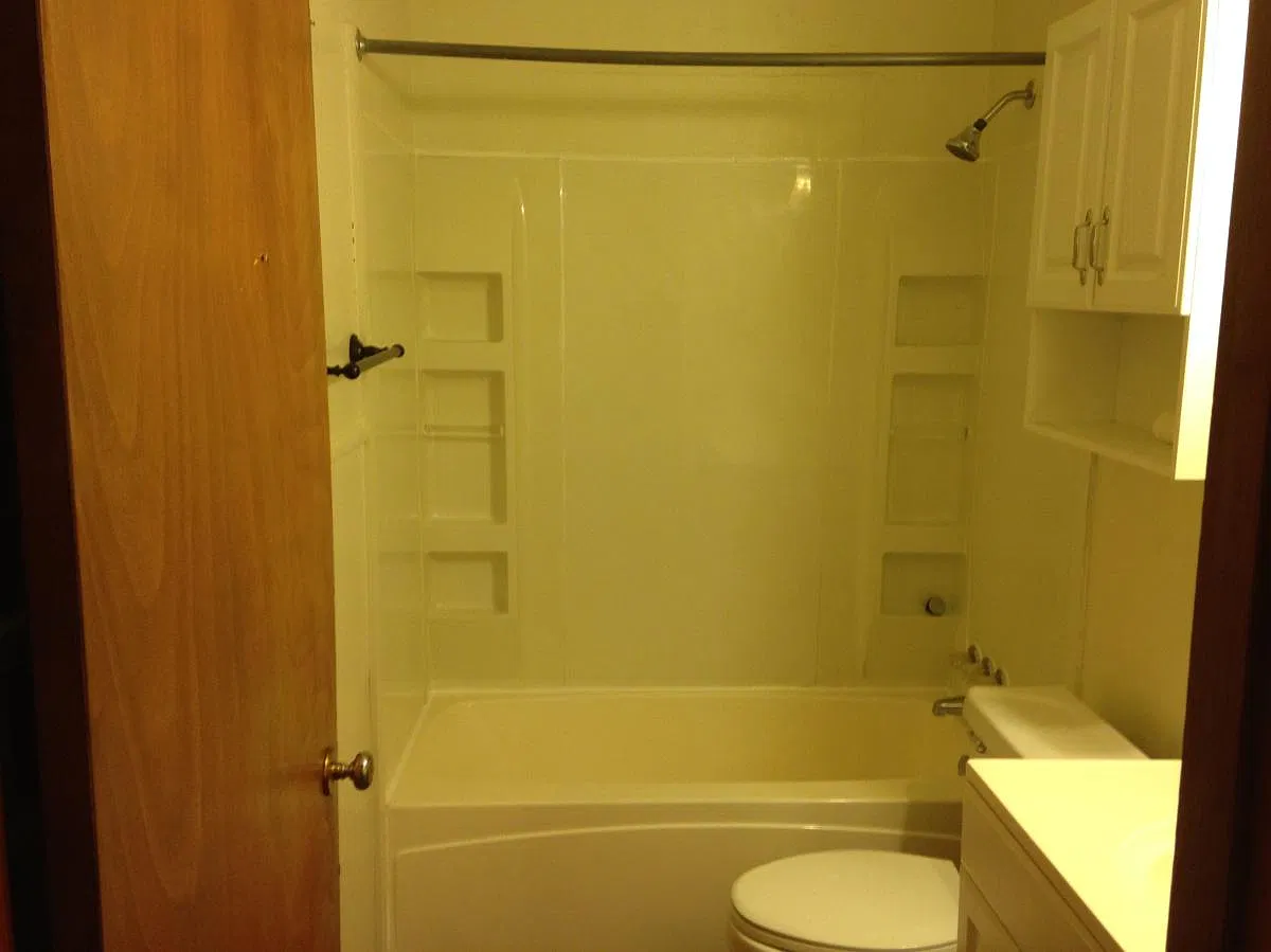 3 bed, 1000 sqft, $1,300 — Photo 3