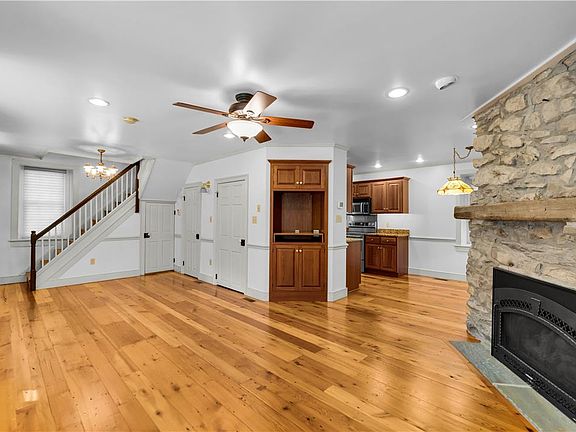 5th image of 2408 Applewood Dr
