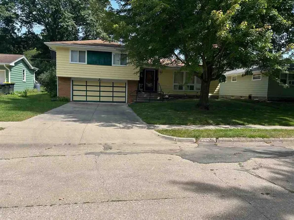 16 Brookfield Dr, Iowa City, IA 52245