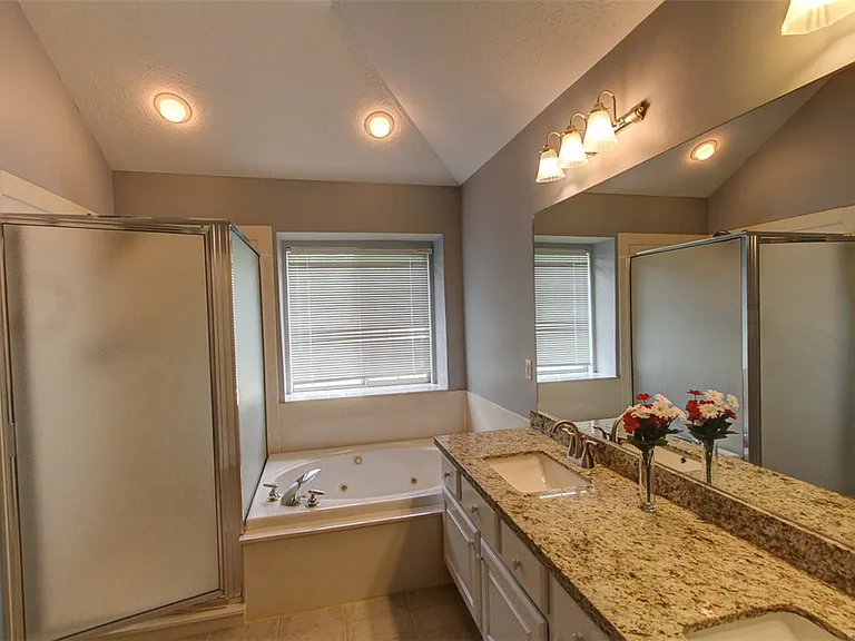 305 Landsburg Ln — Photo 14