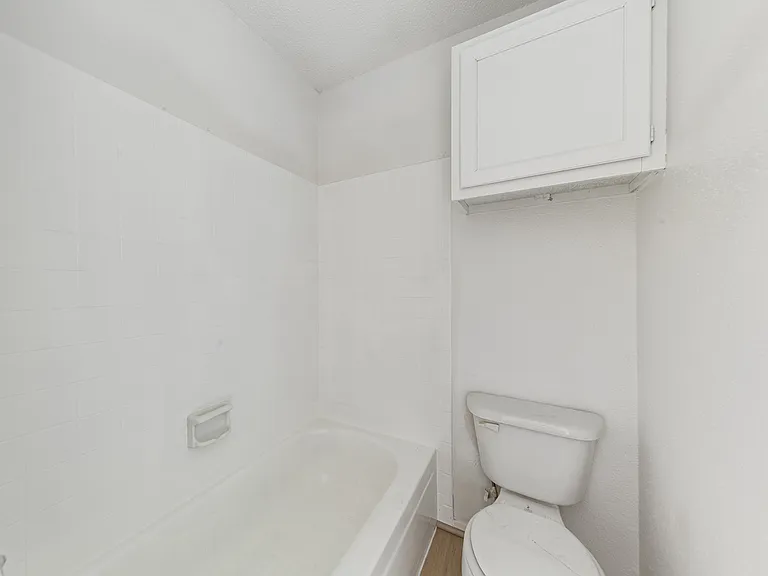 700 Lyle West Ave #D — Photo 9