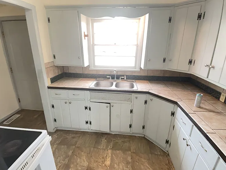 577 NW T St — Photo 7