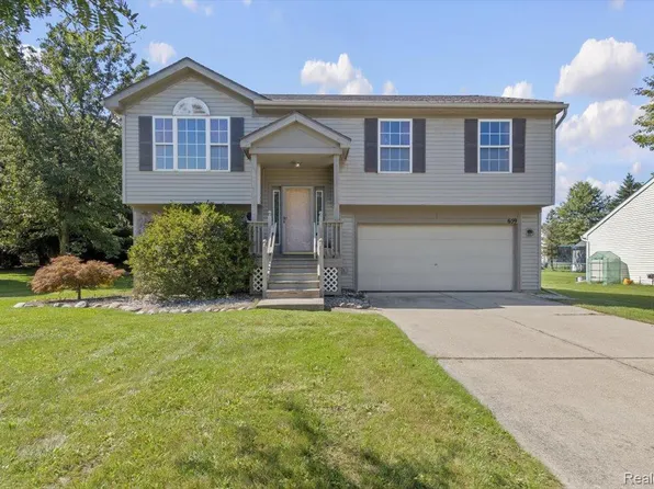 659 Andover Woods Dr, Fenton, MI 48430
