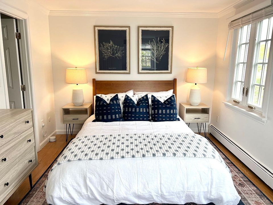 Main bedroom w/ queen bed