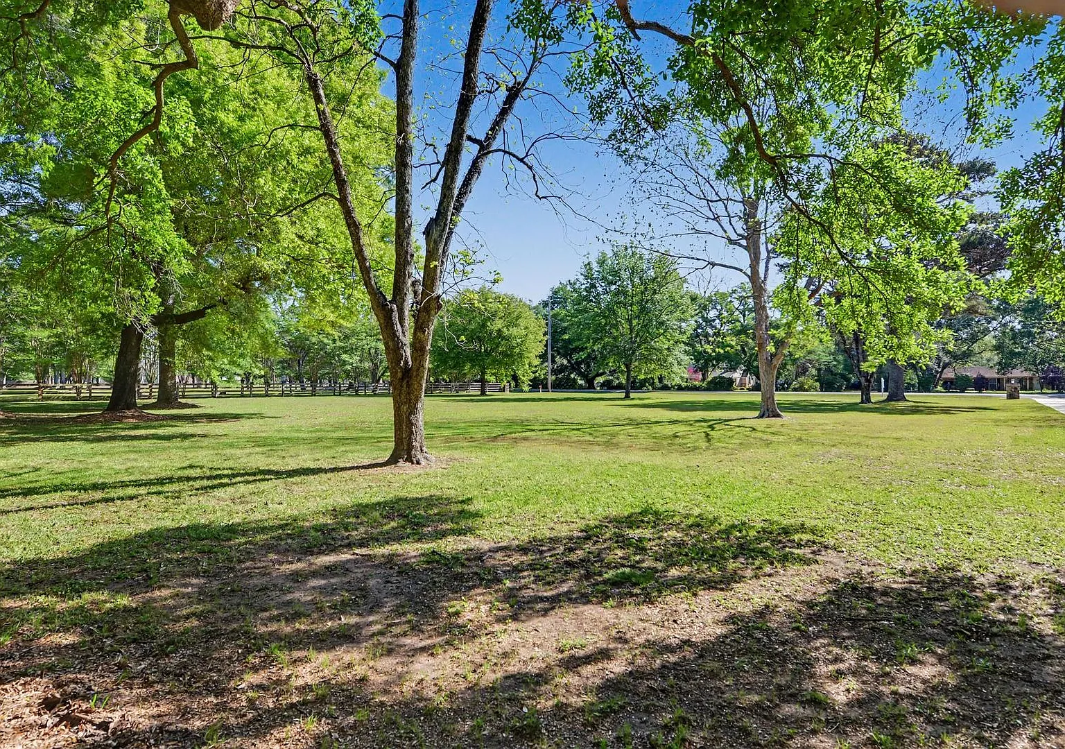 Custom built 2 bed 6 bath on 2.5 acres — Photo 4