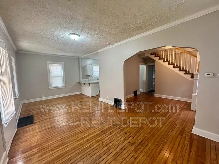 1016 Marshall Ave — Photo 2