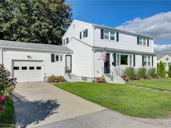 18 Sylvan Ter, Newport, RI 02840