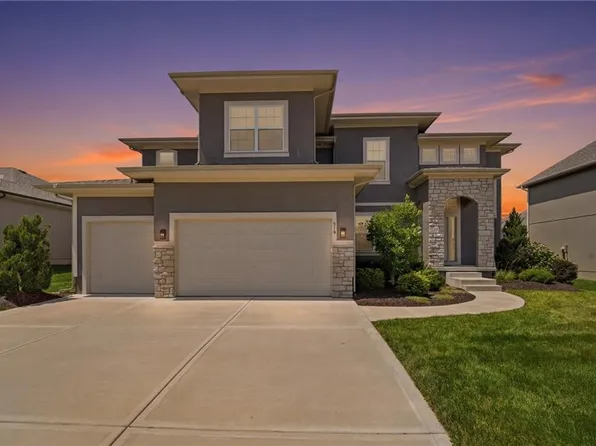 318 NW Ambersham Dr, Lees Summit, MO 64081
