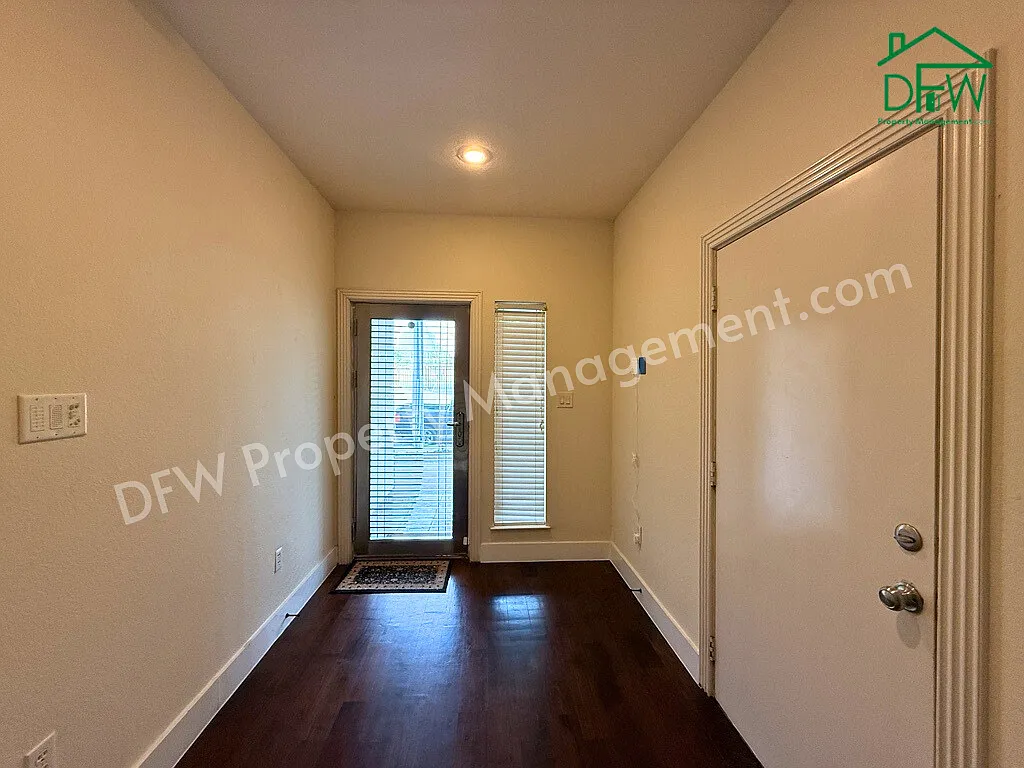 Building Photo - 1323 Saint Joseph St #19