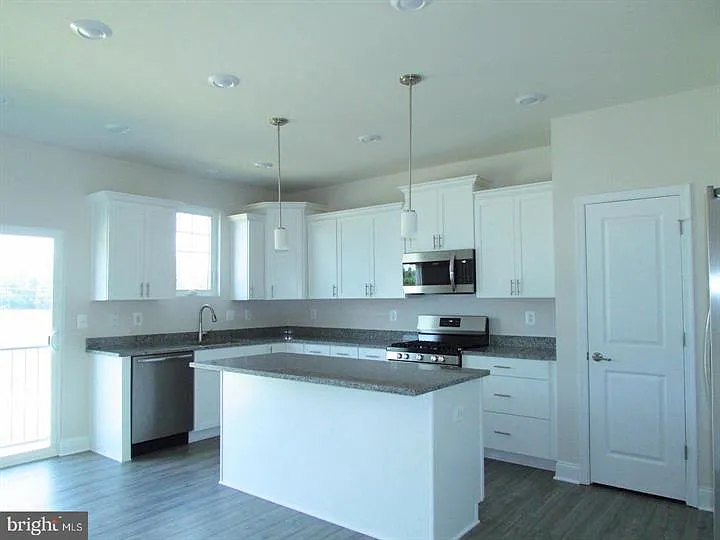 3 bed, 3.5 bath, 1837 sqft, $1,850 — Photo 3