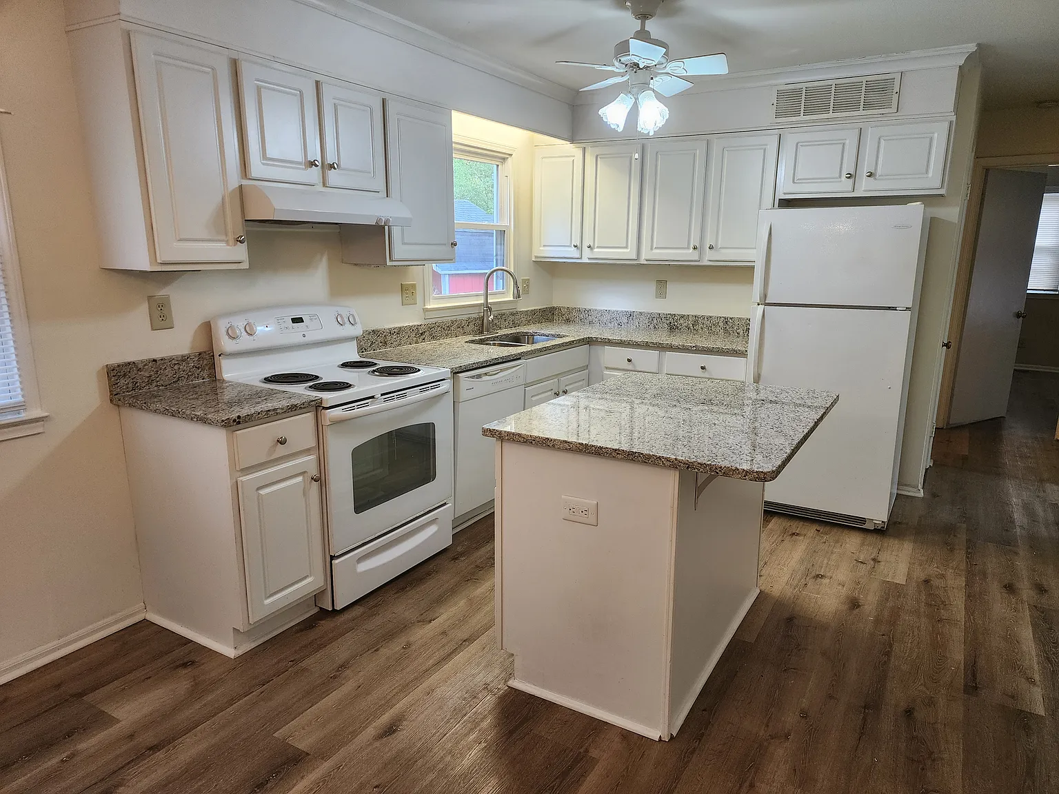 3 bed, 1600 sqft, $2,250 — Photo 2