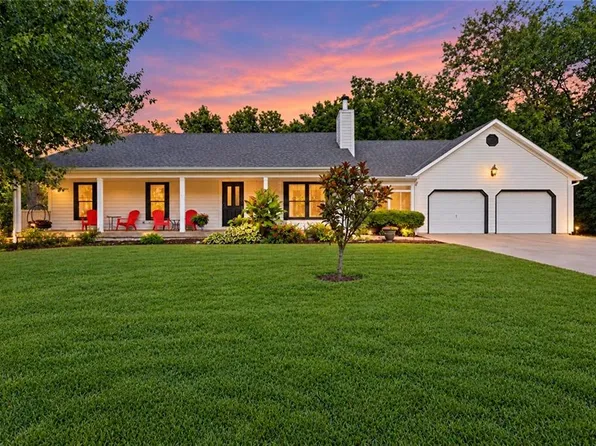 1102 S Elm St, Louisburg, KS 66053