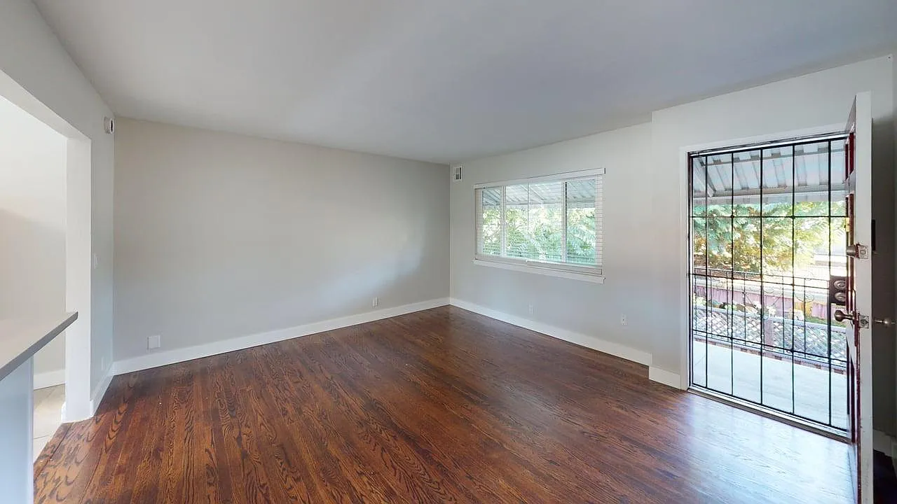 2 bed, 850 sqft, $2,350 — Photo 3