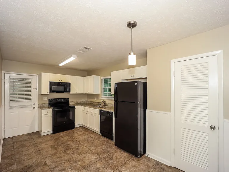 6133 Fieldcrest Dr — Photo 7