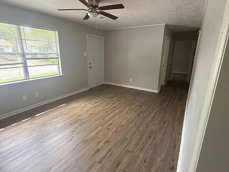 9110 Woodford Dr — Photo 3