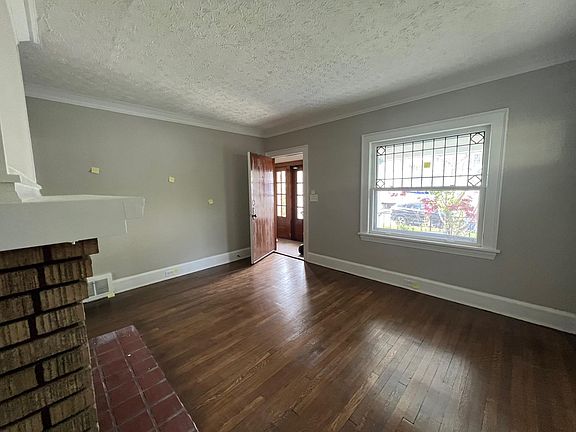 4th image of 2033 Wyandotte Ave