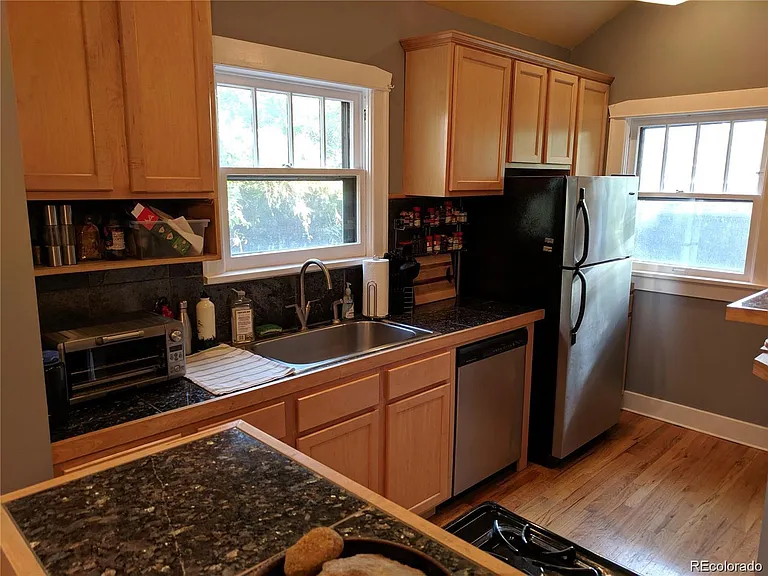1425 Dexter St — Photo 6