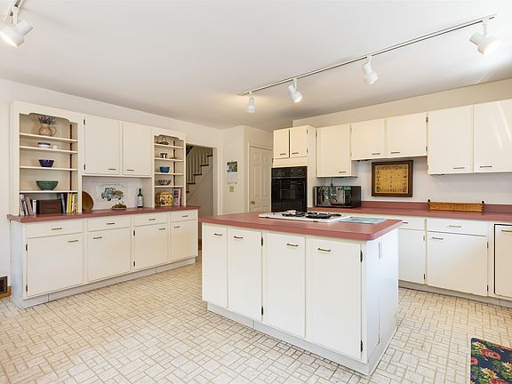 3rd image of 308 E Saint Andrews Rd