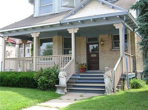 Spacious Covered Fron Porch 