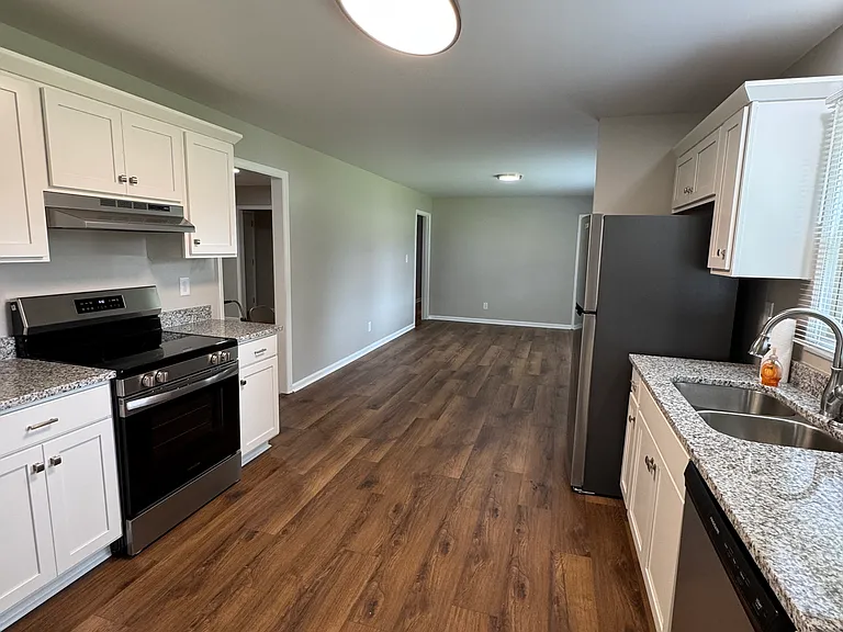 310 Scotland Dr — Photo 5