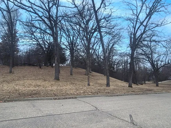 Pine St NW, New London, MN 56273