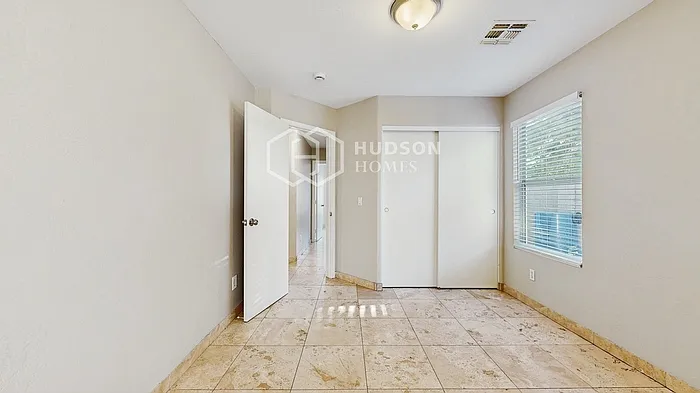 3259 E Kerry Ln — Photo 3