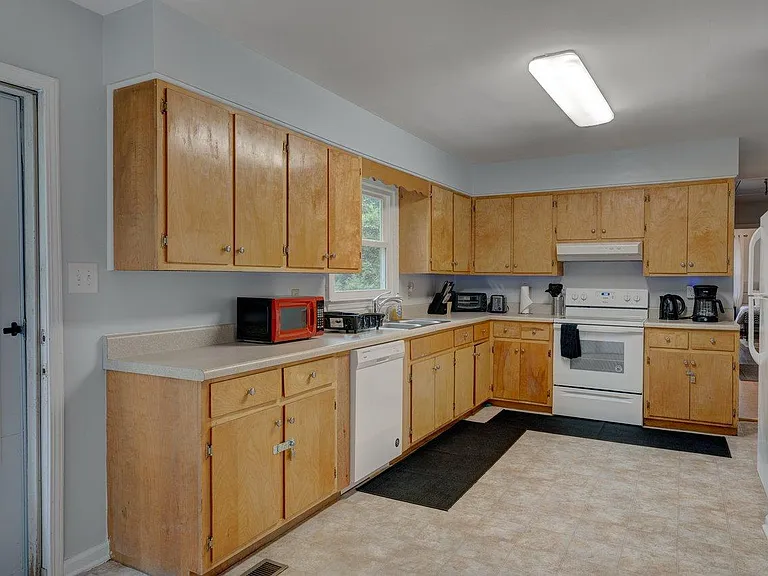 2408 Shirley St — Photo 7