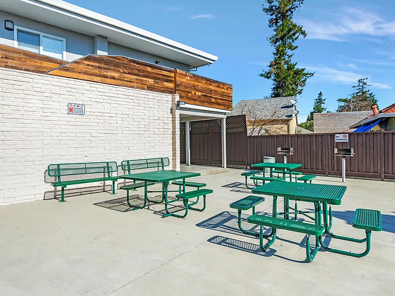 401 E Poplar Avenue — Photo 17