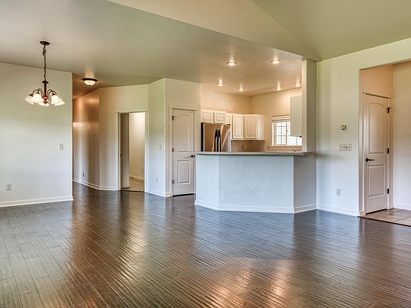 5th image of 940 Carolyns Ln