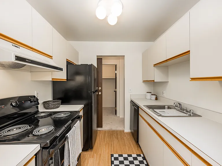 Green Hill Apartments — Photo 21