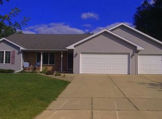 423 Meadow Wind Dr, Green Bay, WI 54311