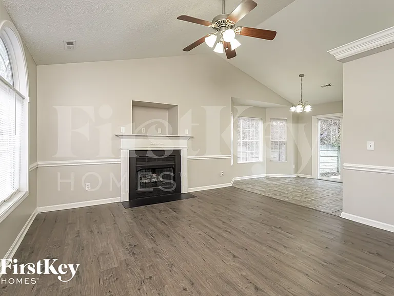 940 Londonderry Dr — Photo 4