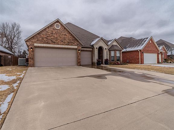 3rd image of 827 Great Oaks Dr