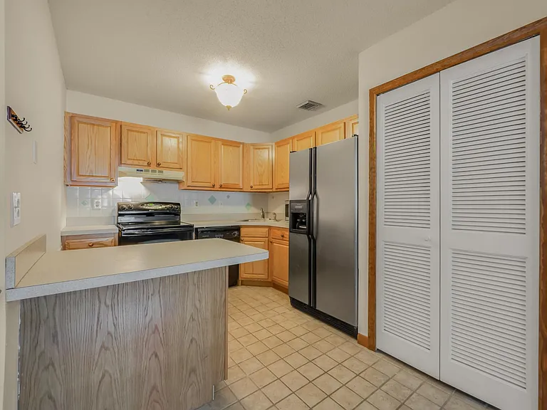1301 Twin Circle Dr — Photo 5