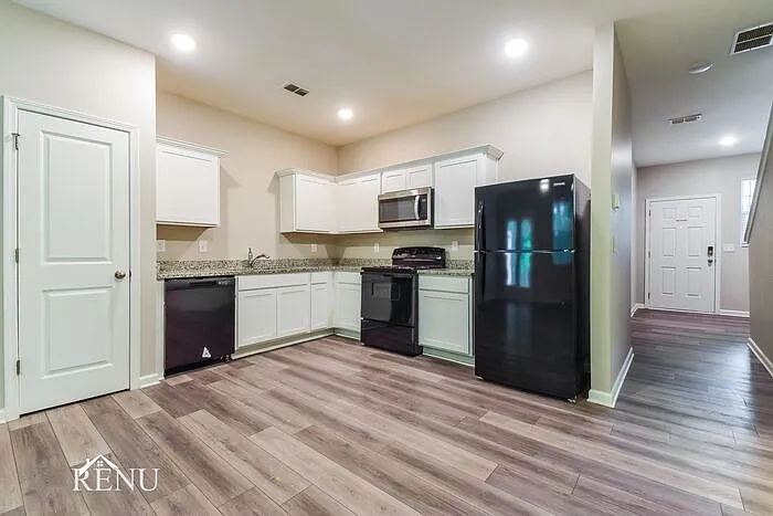 3 bed, 2.5 bath, 1386 sqft, $1,945 — Photo 3