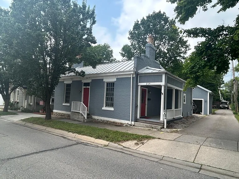 214 E Warren St — Photo 1