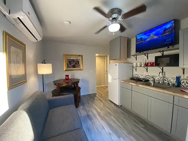 3 bed, 1.5 bath, $5,950 — Photo 3