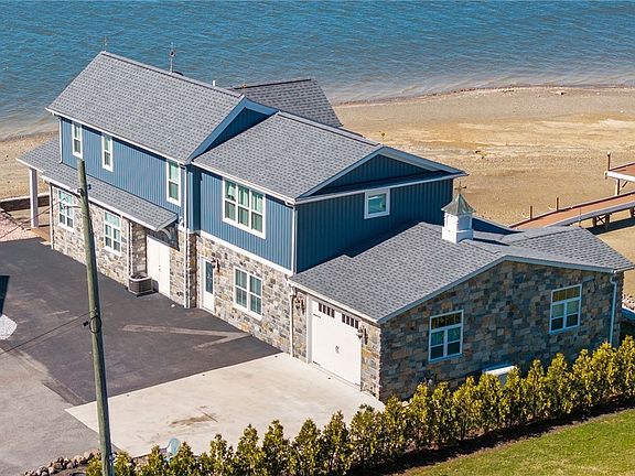 4th image of 2166 NE River Rd