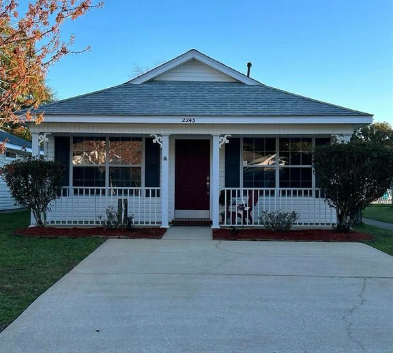 2243 Trailwood Dr — Photo 1