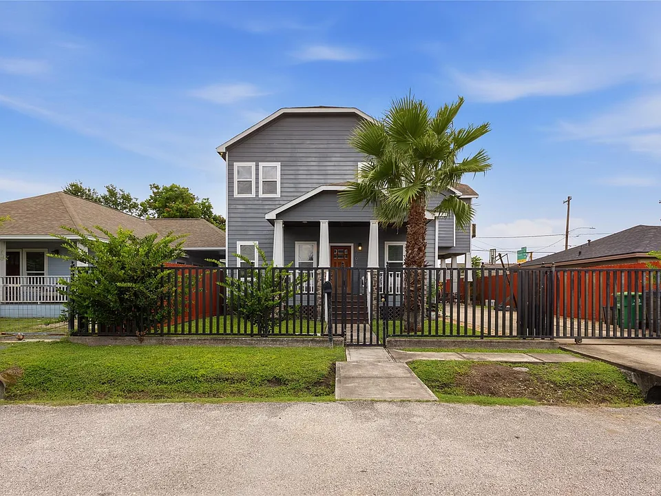 704 Vincent St