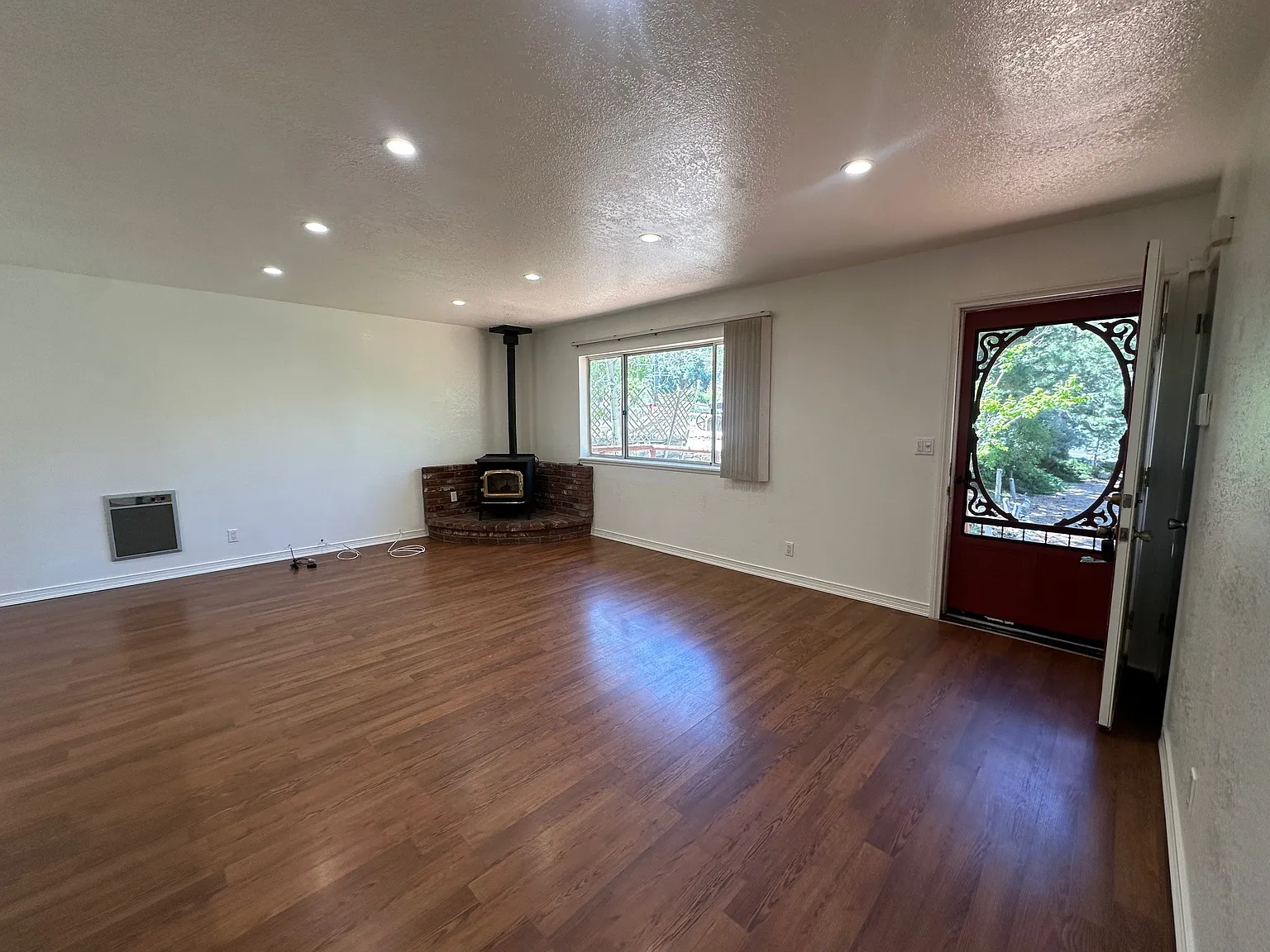 3 bed, 1056 sqft, $1,649 — Photo 3